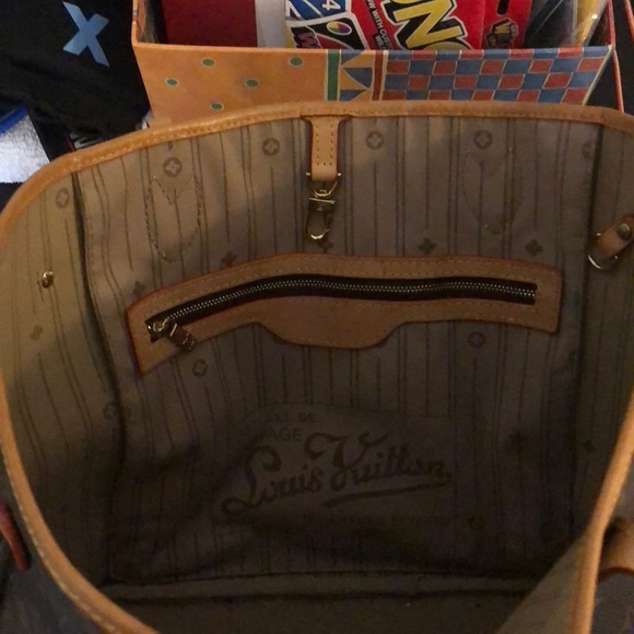 Medium Louis Vuitton Monogram Neverfull Bag - Picture 2 of 7